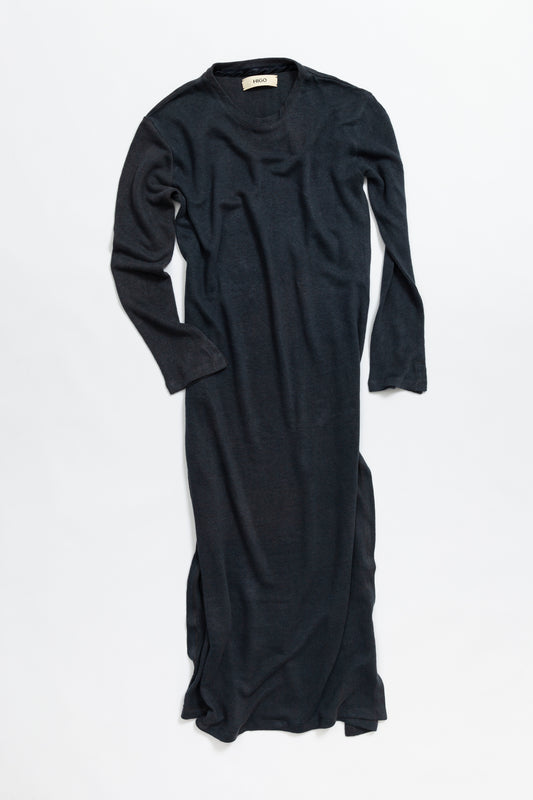 Silvina. Long-sleeved dress, lateral slits