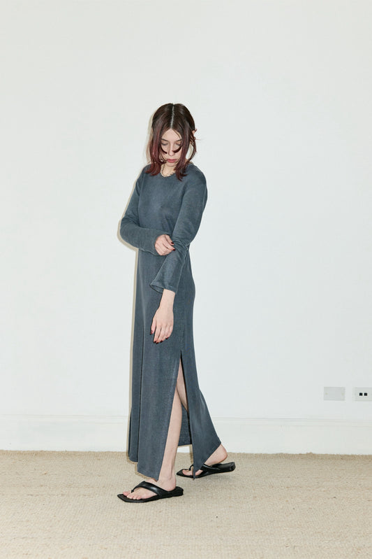 Silvina. Long-sleeved dress, lateral slits